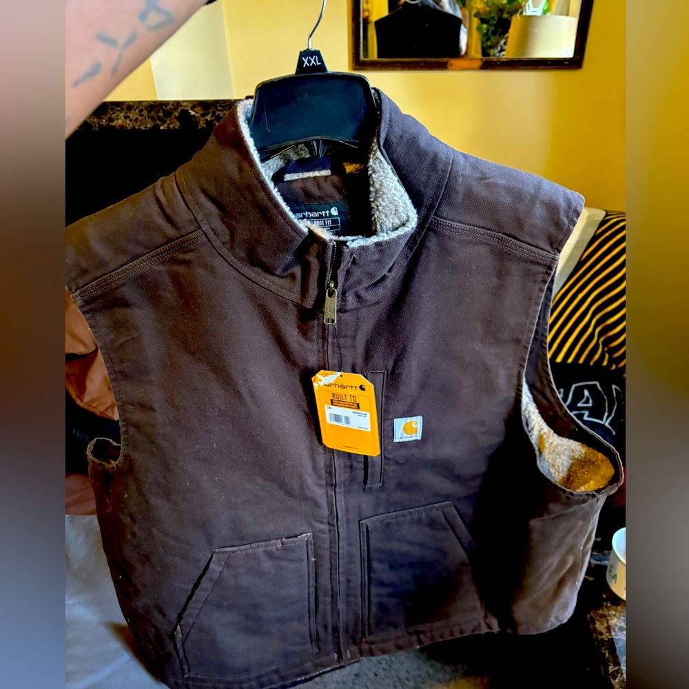 Brand new never worn Carhart vest and great condition. Smoke-free home.